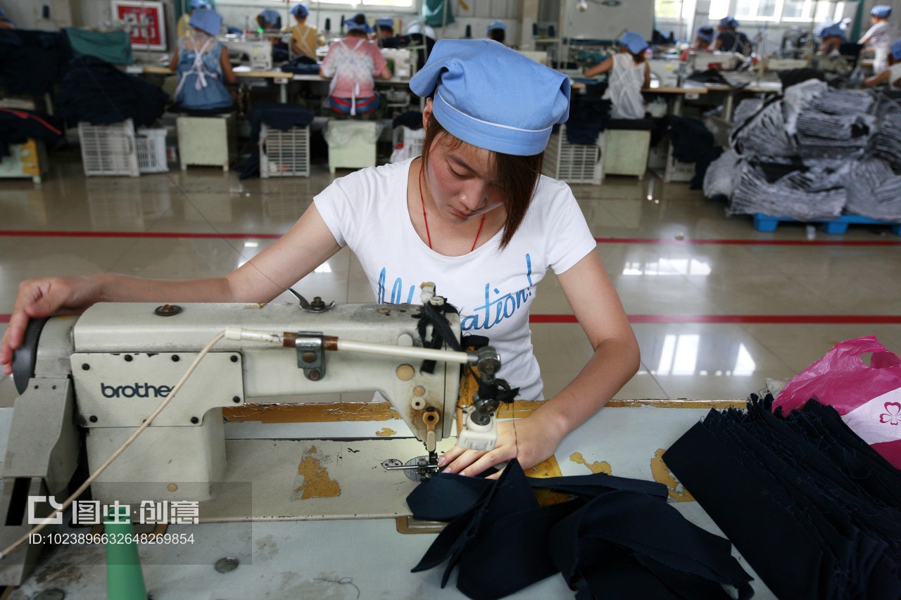 安徽省淮北市秋艷服裝廠,女工在生產(chǎn)車間內(nèi)加工出口到歐美地區(qū)的服裝產(chǎn)品。